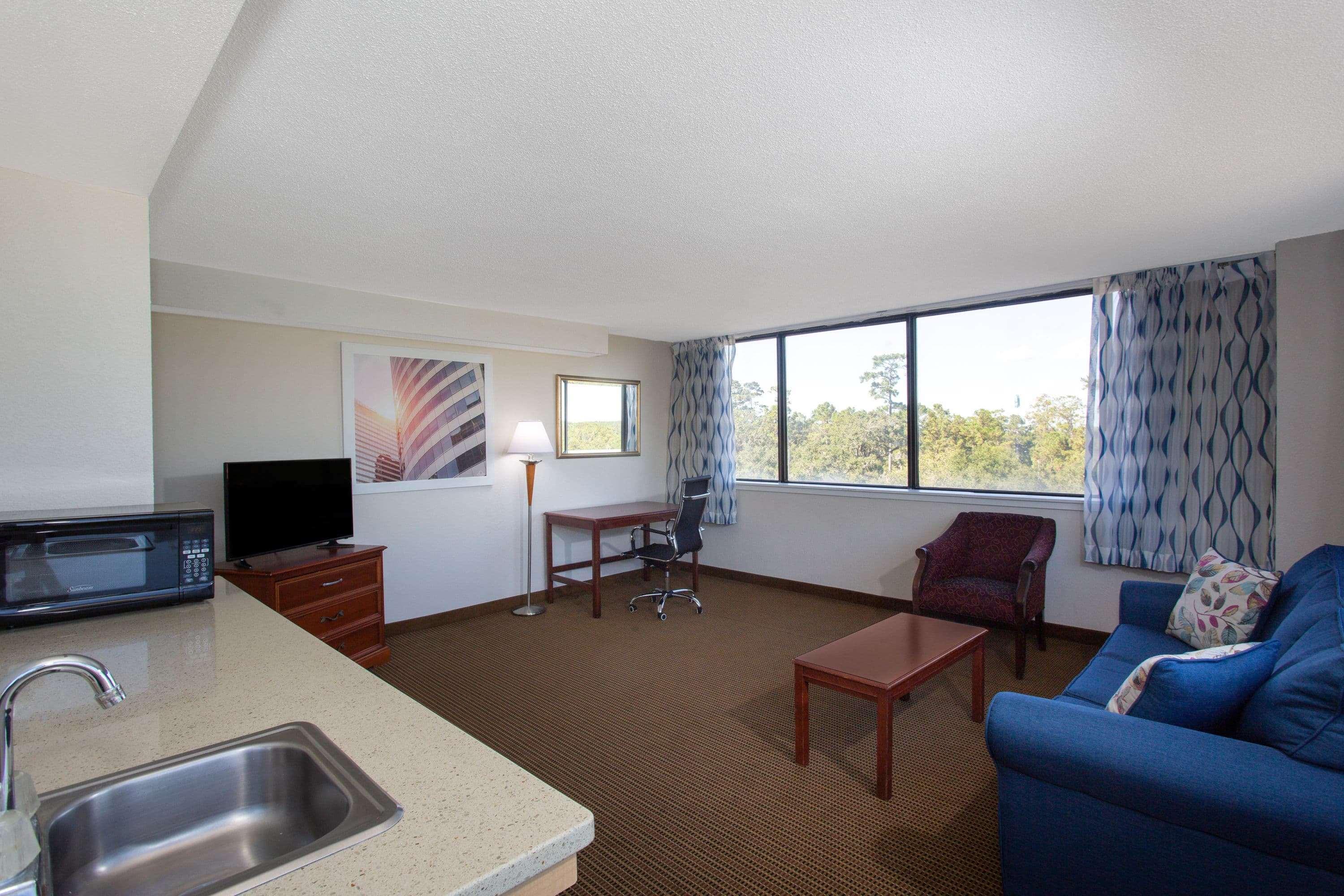 Hotel Days & By Wyndham Conf Center I-10