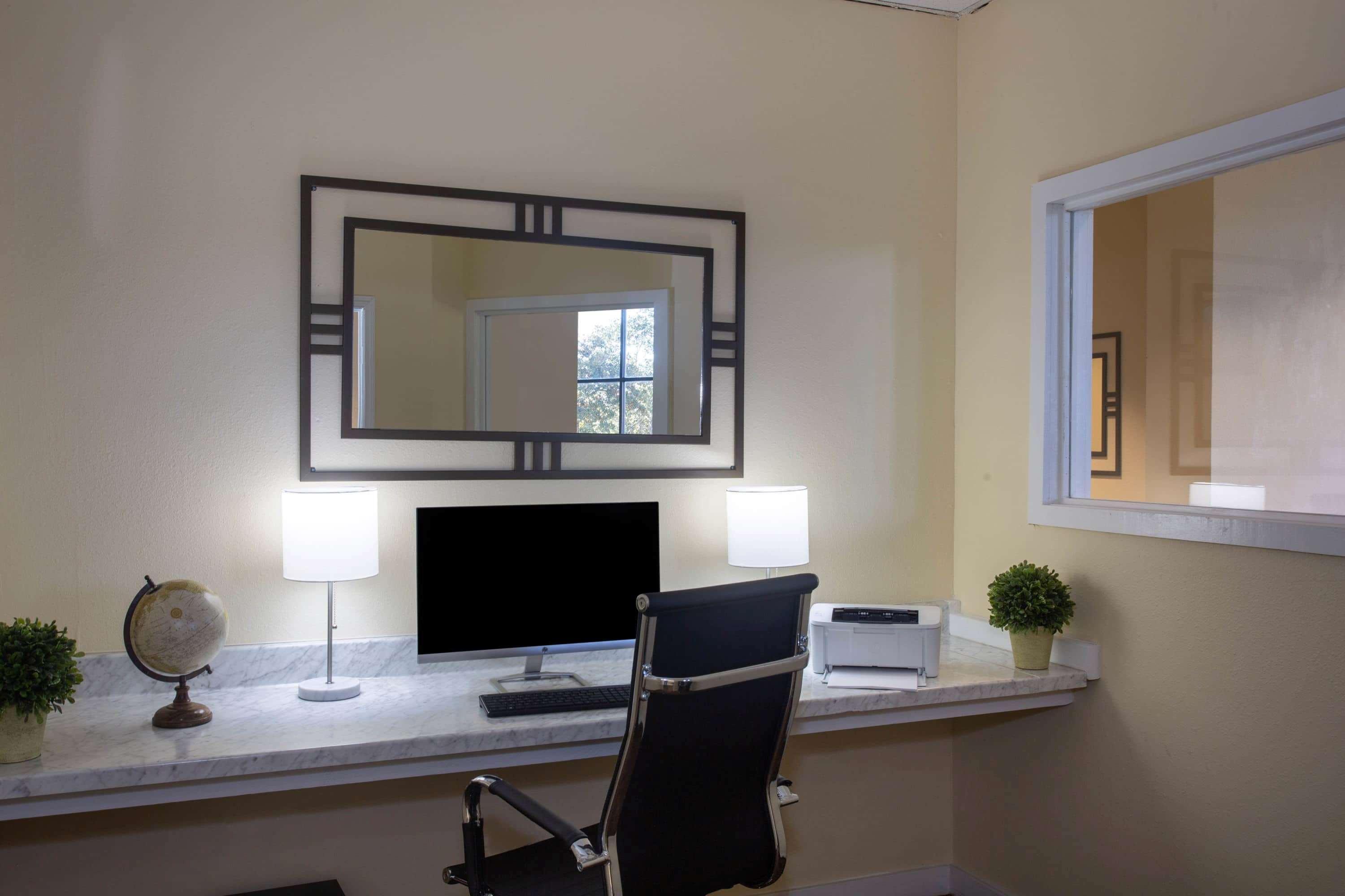 Hotel Days & By Wyndham Conf Center I-10