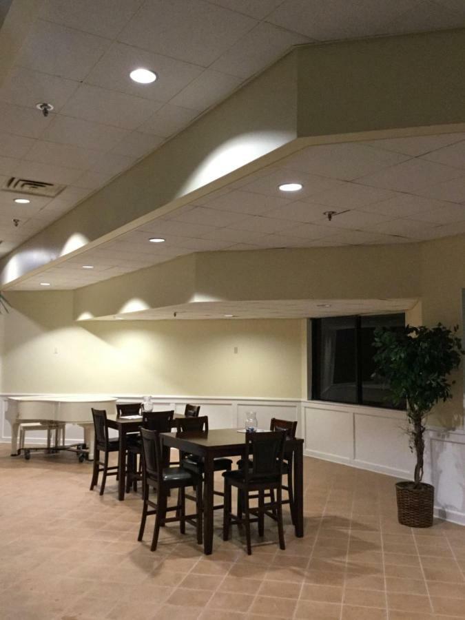 Hotel Days & By Wyndham Conf Center I-10